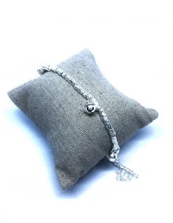 Bracciale con Pepite Martellate Tonde e 3 Campanellini Bianchi