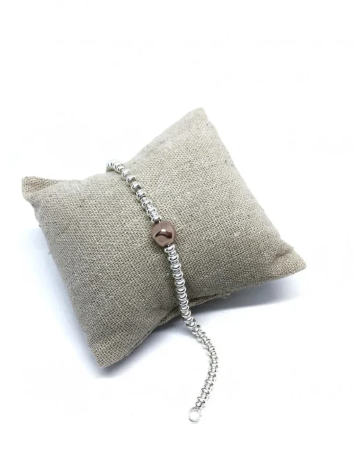 Bracciale con Rondelle e una Pepita Tonda Martellata Rosè