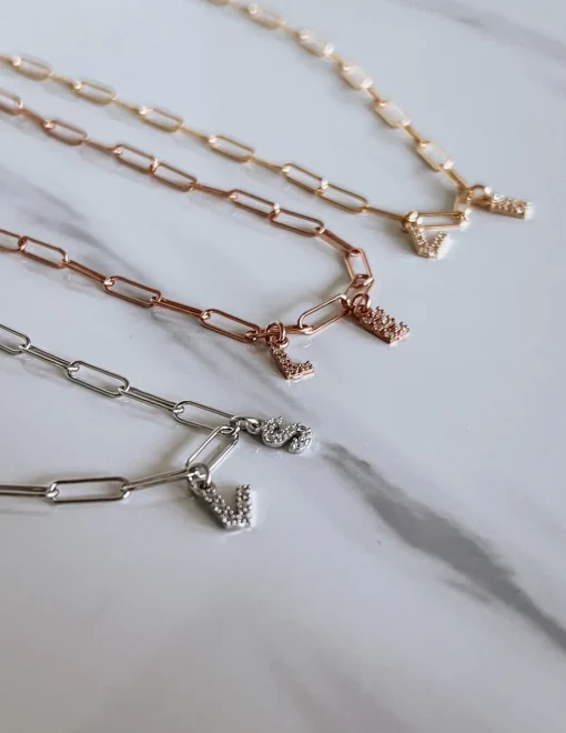 Collana Catena Rettangolare Sottile e Lettera con Zirconi COLORE ARGENTO Bianco