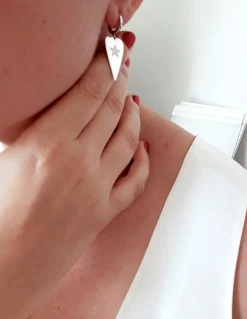Monorecchino a Scattino con Cuore Allungato COLORE ARGENTO Bianco